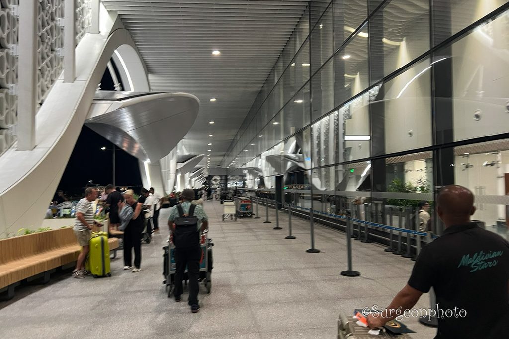 夜のヴェラナ国際空港新ターミナル外観