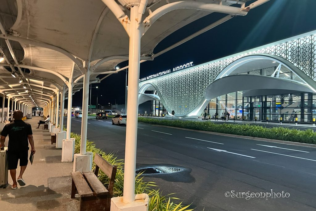 夜のヴェラナ国際空港新ターミナル外観