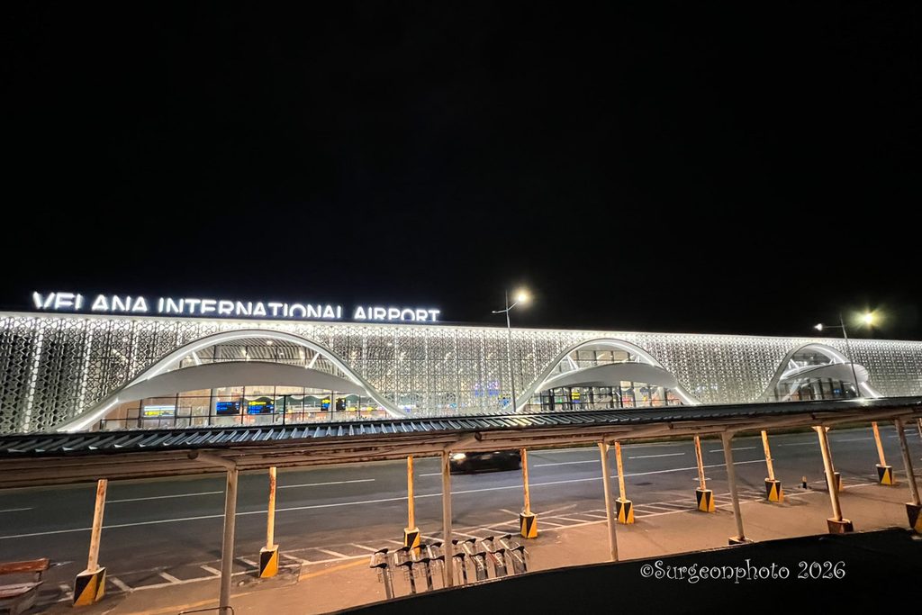 海上から見た夜のヴェラナ国際空港新ターミナル