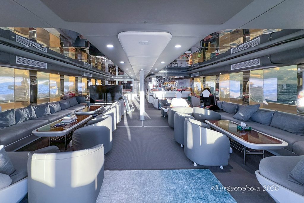 ソファとテーブルが並ぶORTUS号のラウンジ