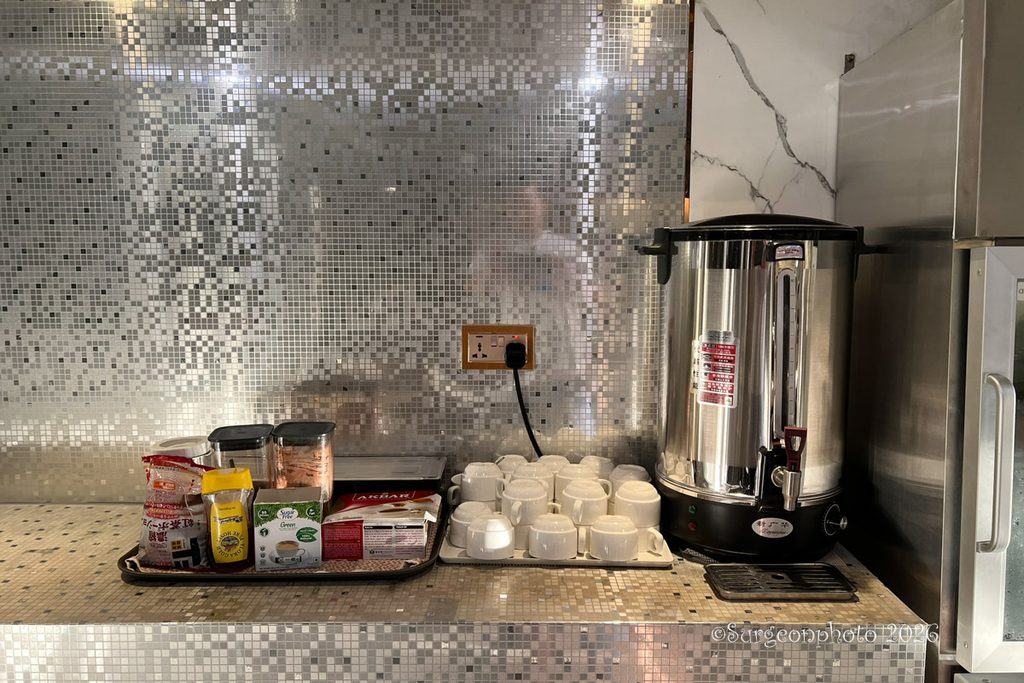 ラウンジのコーヒーコーナーと飲み物