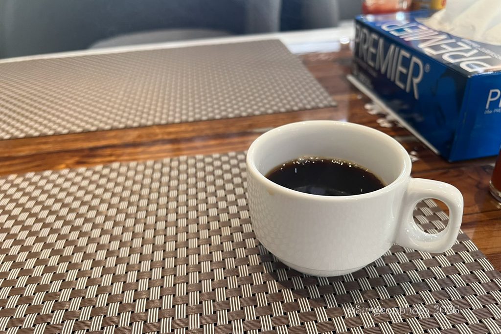 ラウンジでコーヒーを飲む