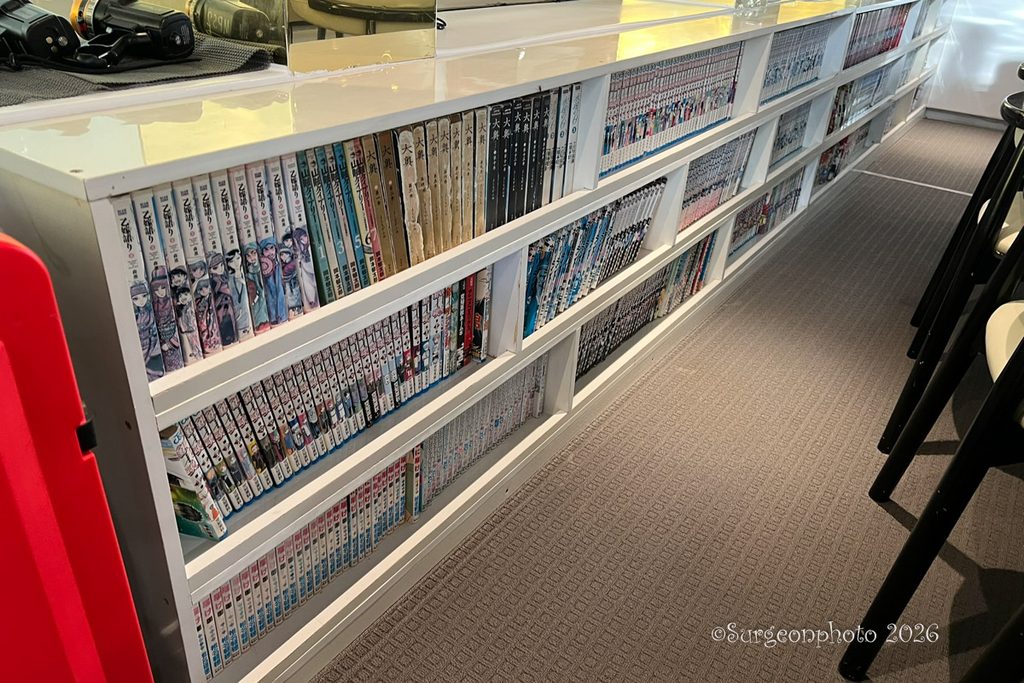 日本語の本や漫画が並ぶORTUS号ラウンジの本棚