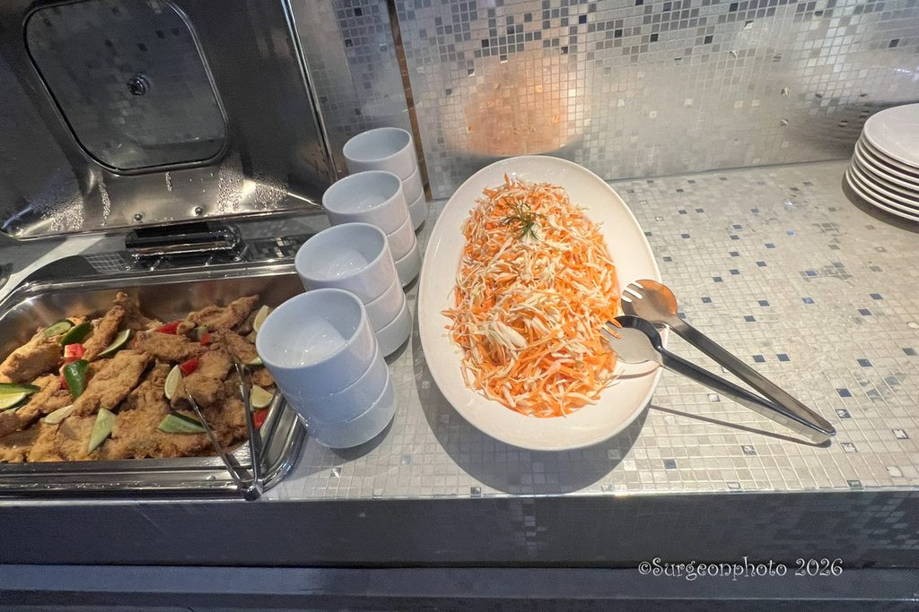 ORTUS号のランチビュッフェに並ぶ揚げ物とコールスロー