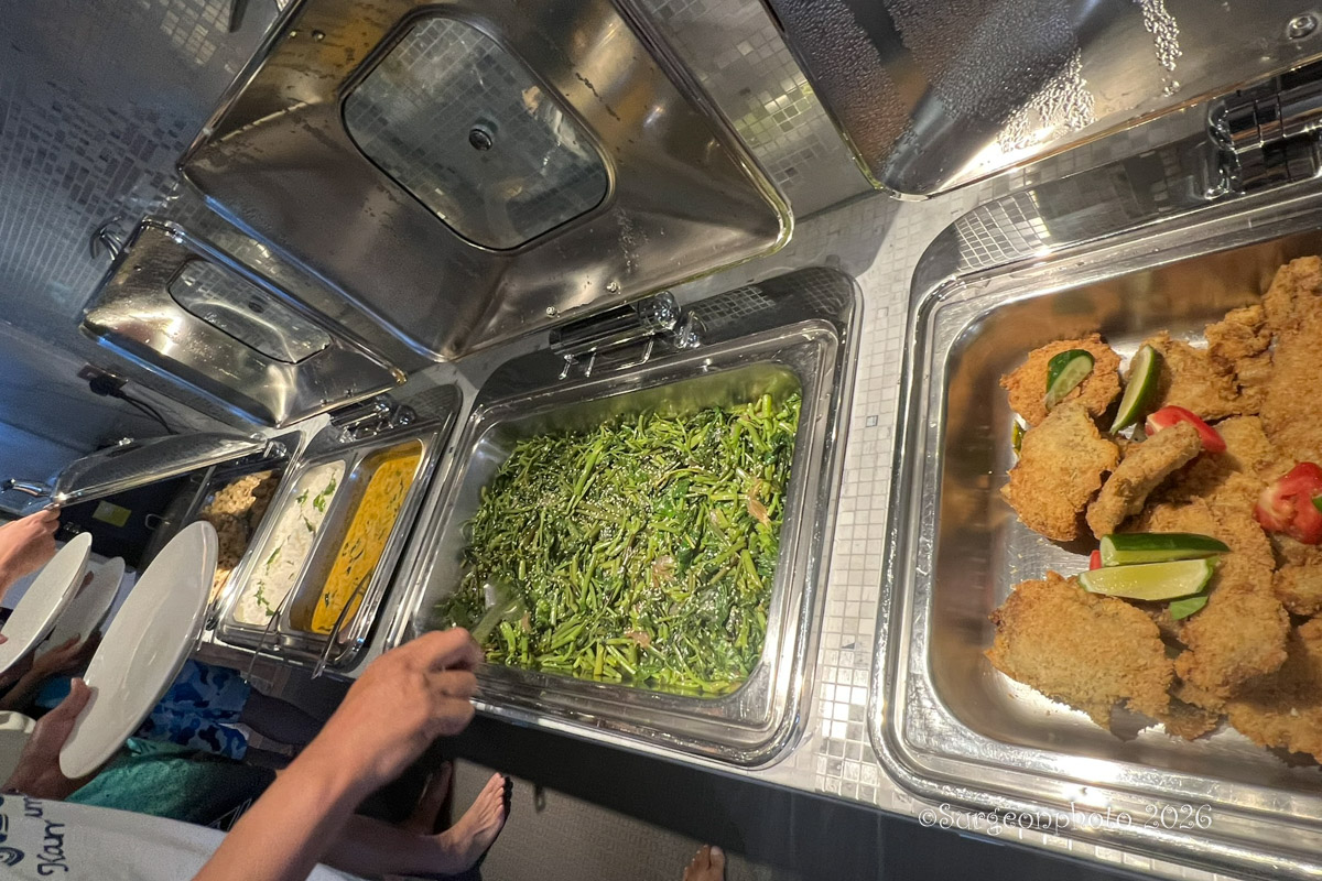 ORTUS号のランチビュッフェに並ぶ青菜料理、カレー、ご飯、揚げ物