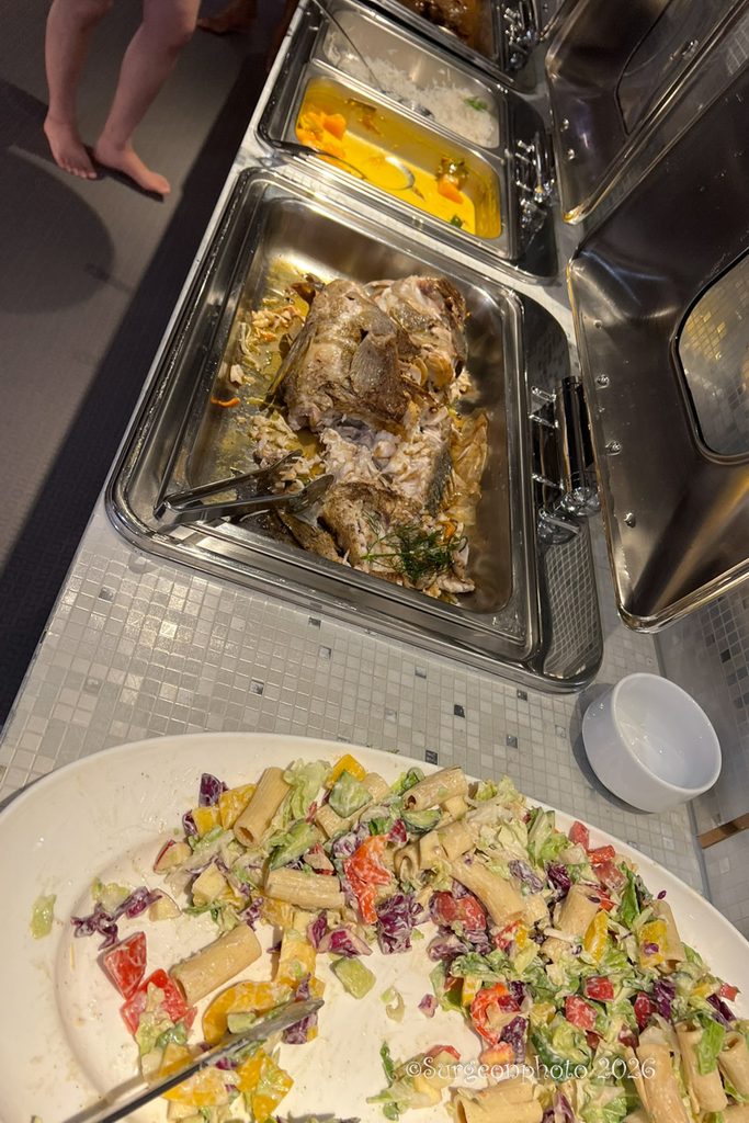 ORTUS号の夕食ビュッフェに並ぶ魚料理とパスタサラダ