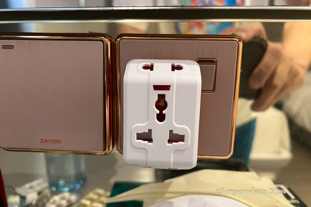 客室に用意されたACコンセントとUSB付き電源タップ