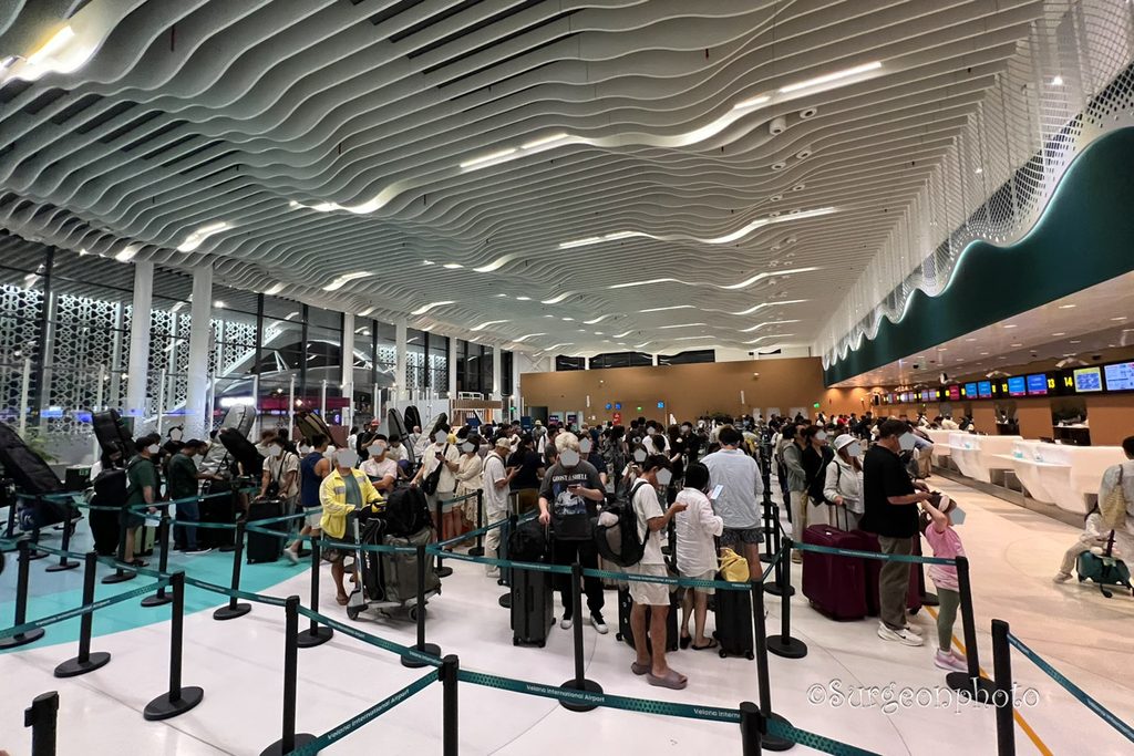 ヴェラナ国際空港新ターミナルチェックインエリア、エコノミークラスの列。手前はビジネスクラス