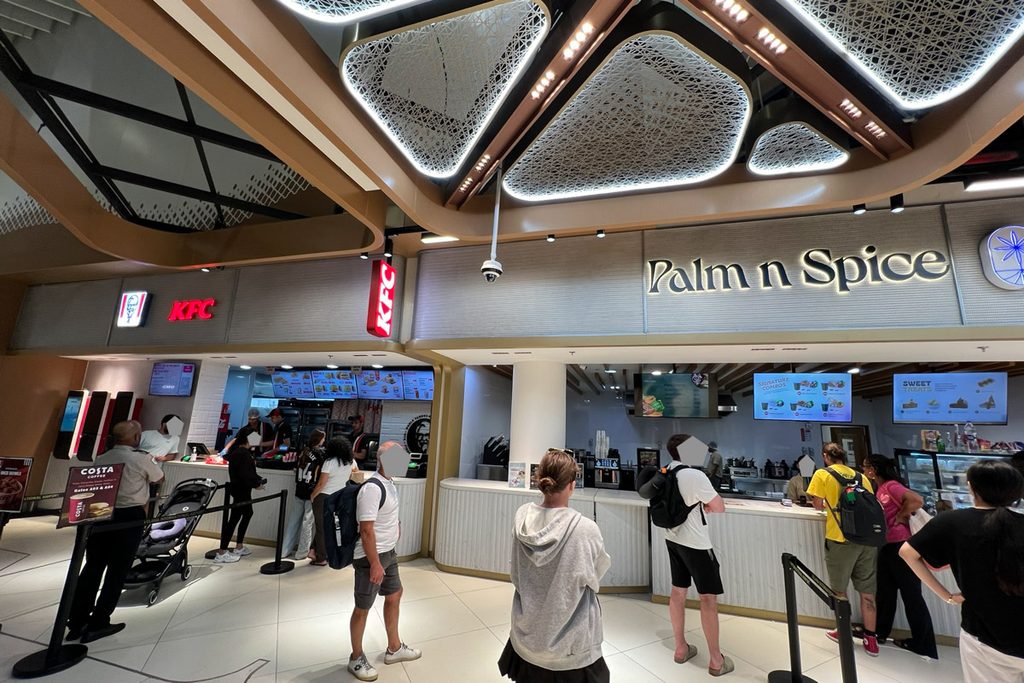 ヴェラナ国際空港新ターミナルの免税店エリア終端にあるフードコート