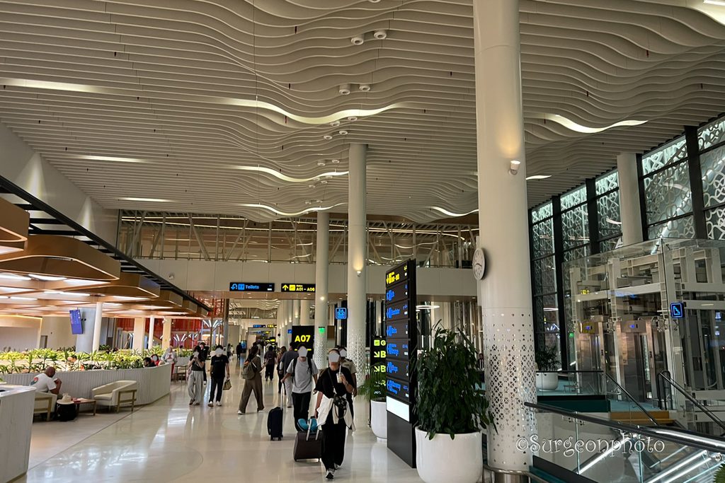 ヴェラナ国際空港新ターミナルのAゲートエリアと案内表示