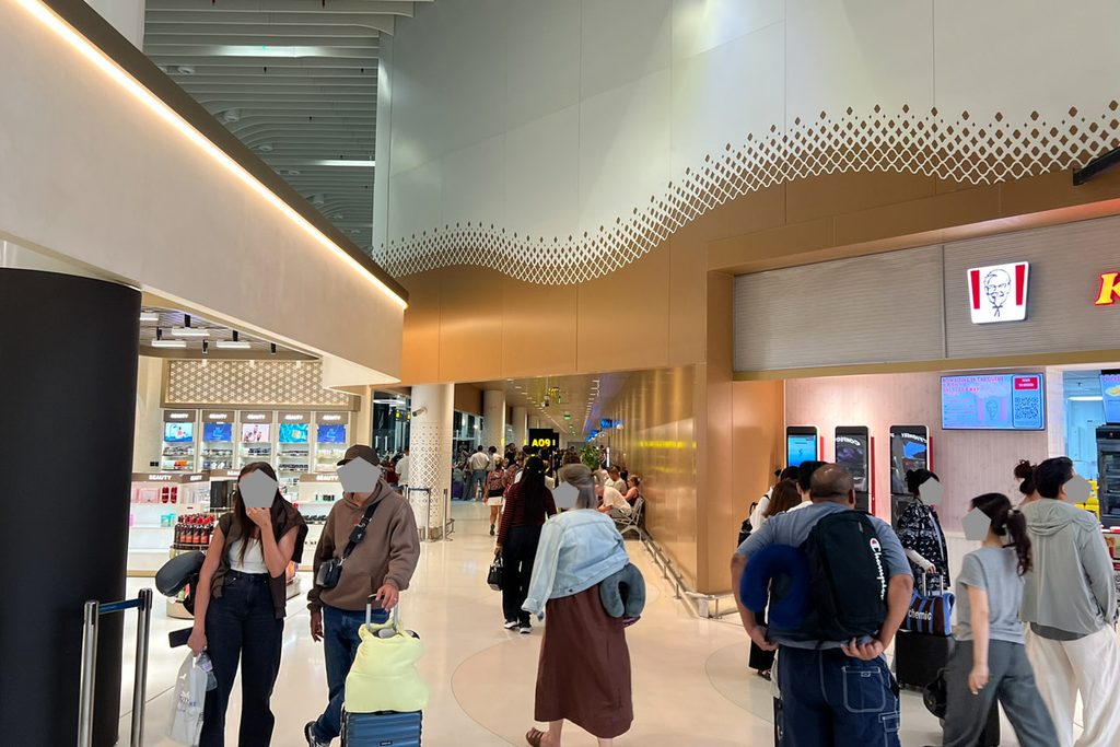 ヴェラナ国際空港新ターミナルの免税店エリア終端にあるフードコート