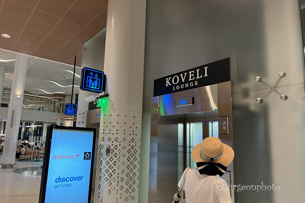 ヴェラナ国際空港新ターミナルのKOVELI Loungeへ上がるエレベーター