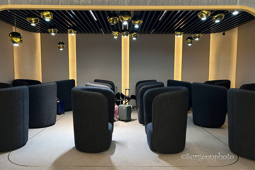 KOVELI Loungeのソファ席や一人掛け席が並ぶラウンジ内