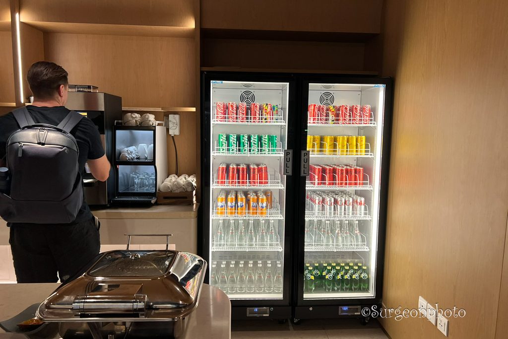 KOVELI Loungeに並ぶソフトドリンクとジュースの冷蔵庫