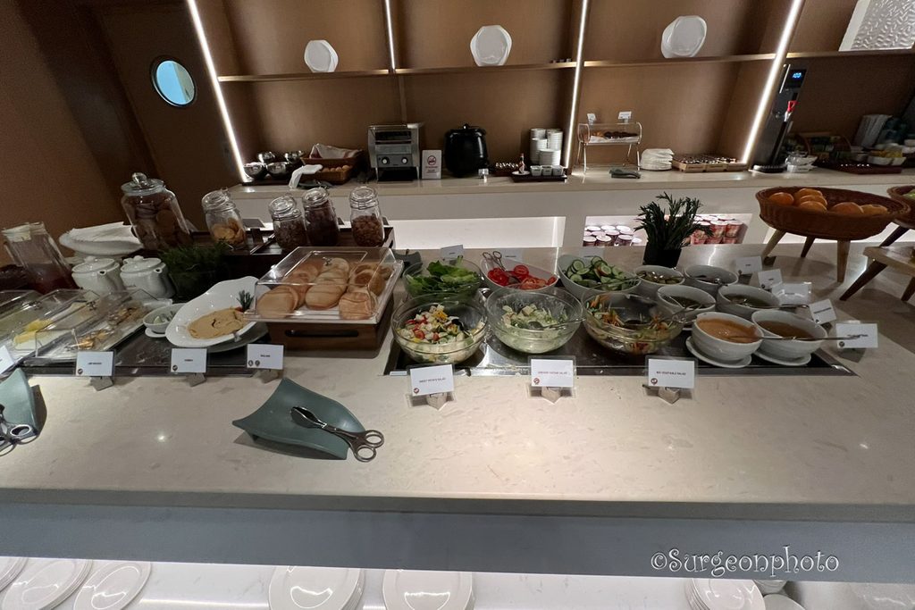 KOVELI Loungeのビュッフェカウンターと冷蔵ドリンク