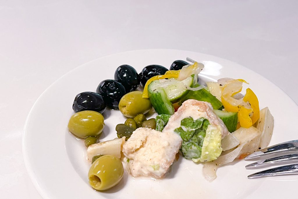KOVELI Loungeで取ったオリーブと野菜のサラダ