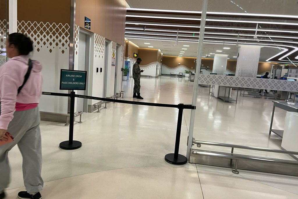 ヴェラナ国際空港で手荷物検査場からA03付近へ直接抜ける通路の規制線