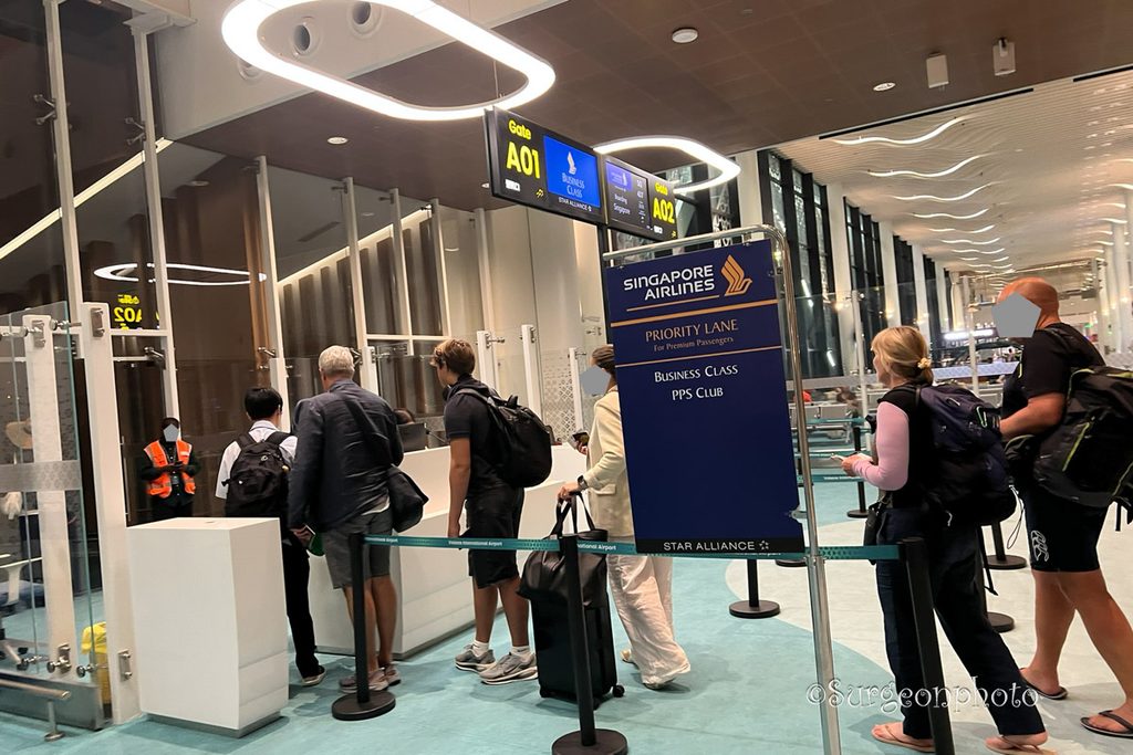 ヴェラナ国際空港のSQ437搭乗口とビジネスクラス用Priority Lane