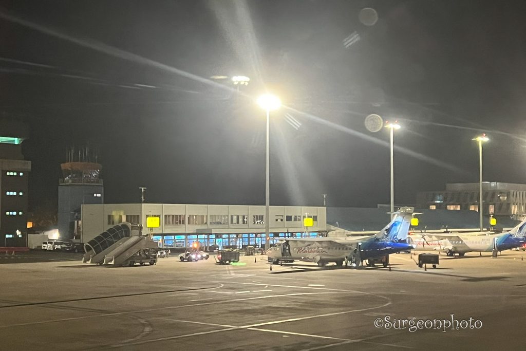 SQ437の機内から見たヴェラナ国際空港の旧ターミナル側