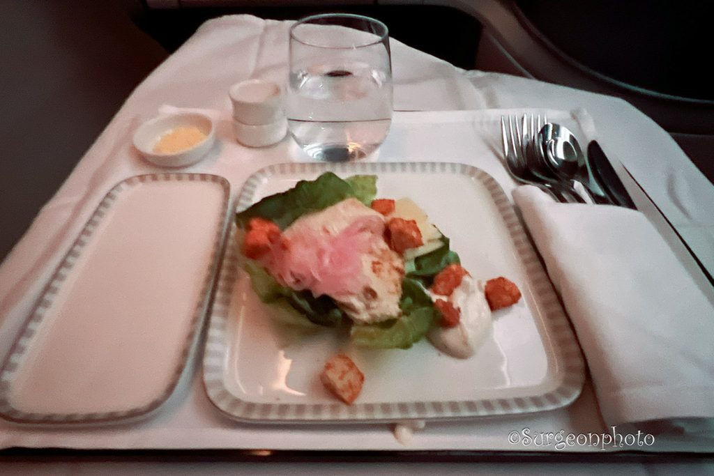 SQ437ビジネスクラスのCaesar Salad with Grilled Chicken