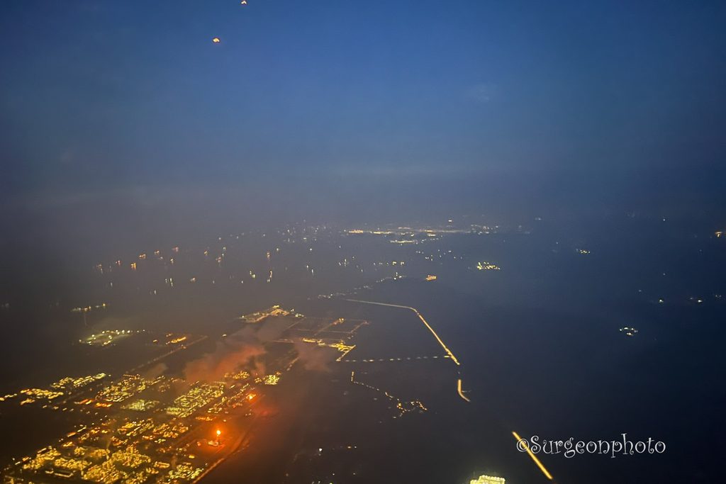 シンガポール着陸前に機内の窓から見えた沿岸部の夜景