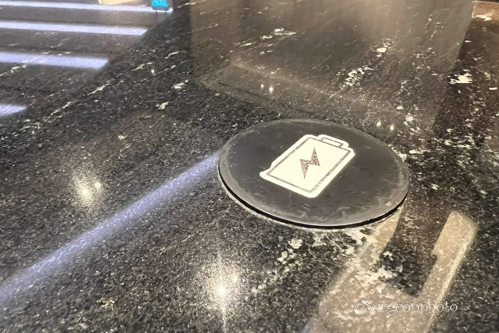 SilverKris Loungeのテーブルに設置されたワイヤレス充電スペース