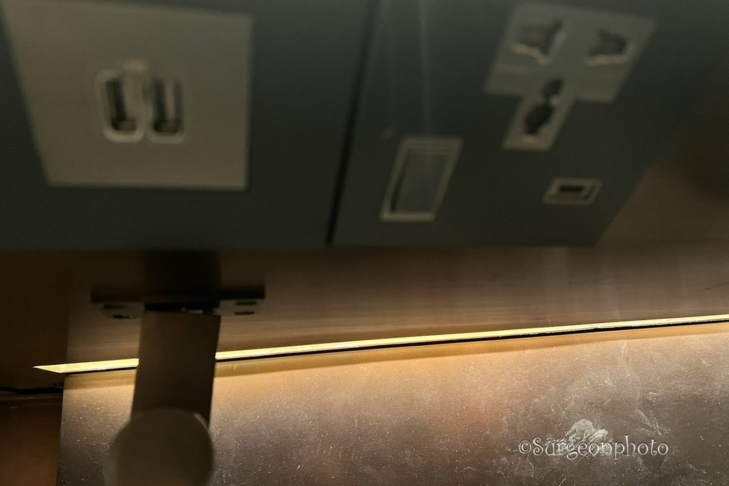 SilverKris Loungeのテーブルに設置されたワイヤレス充電スペース