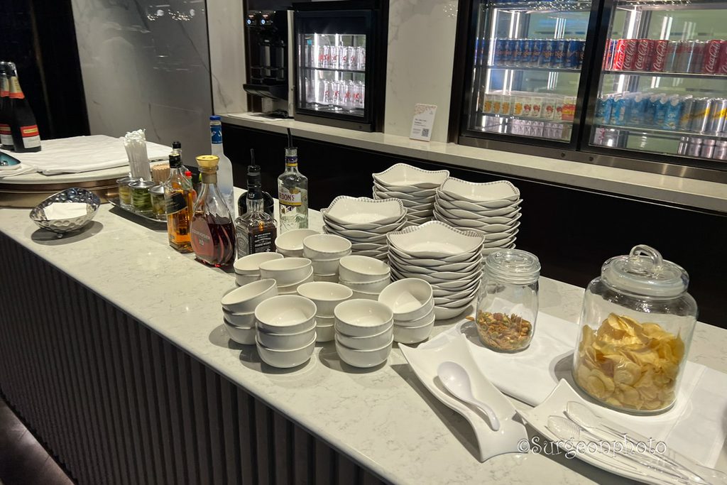 チャンギ空港SilverKris Loungeの温かい料理が並ぶビュッフェ