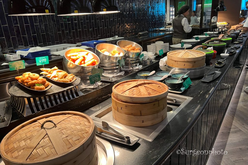 チャンギ空港SilverKris Loungeの温かい料理が並ぶビュッフェ