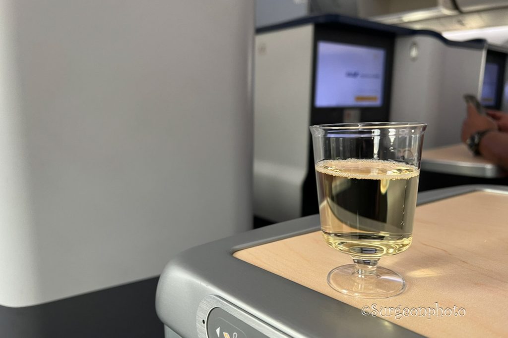 ANA NH842ビジネスクラスのウェルカムシャンパン