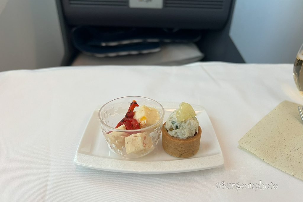 ANA NH842ビジネスクラスの食前のカナッペ