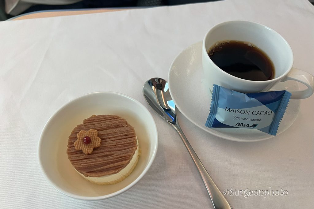 ANA NH842ビジネスクラスのデザートとコーヒー